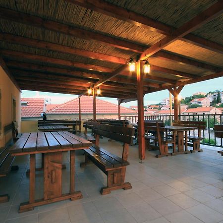 Hotel Sali Bagian luar foto