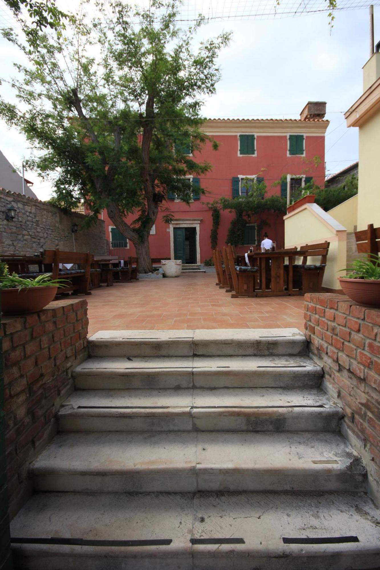 Hotel Sali Bagian luar foto